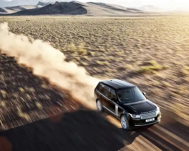 路虎汽车在沙漠高速行驶 壁纸