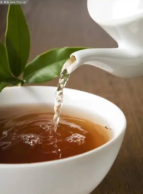 倒茶图片茶水高清图片