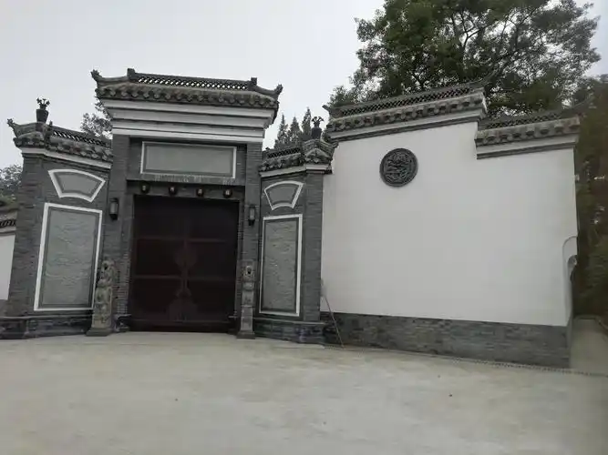 这农家院特别大,小青瓦中式建筑,十分气派.