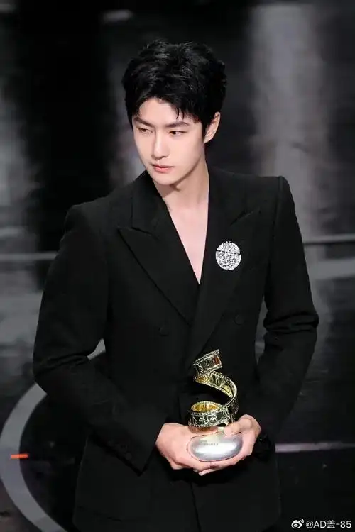 王一博黑白侧拍##王一博微博年度突破电影人##王一博