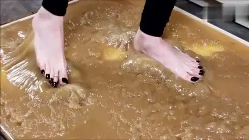 一场悲剧就开始了0:01:49简 介:美女作死挑战世界最强胶水,赤脚踩上去