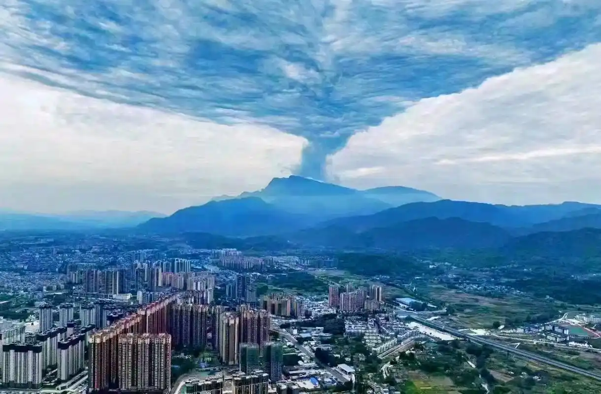 峨眉山的"火山云"#一起享受大自然的美 #音乐 #旅行推荐官 - 抖音