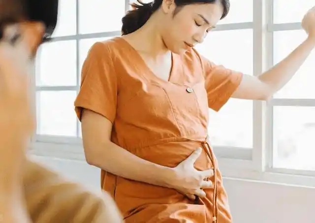 9个月孕妇腹痛离世,婆婆坚持"剖腹取子",剖开肚子医生哭出声