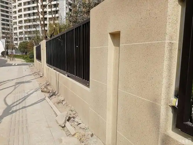 龙湖是石材围墙,据说创世纪也要改石材了.