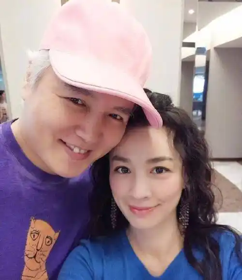 张庭老公被曝与妙龄女子十指紧扣,全程亲密谈笑_林瑞阳_琼瑶里_老婆