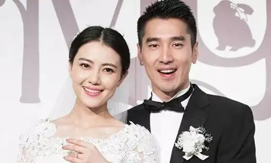 结婚已有十年,赵又廷和她依然相互扶持,感情更加深厚.