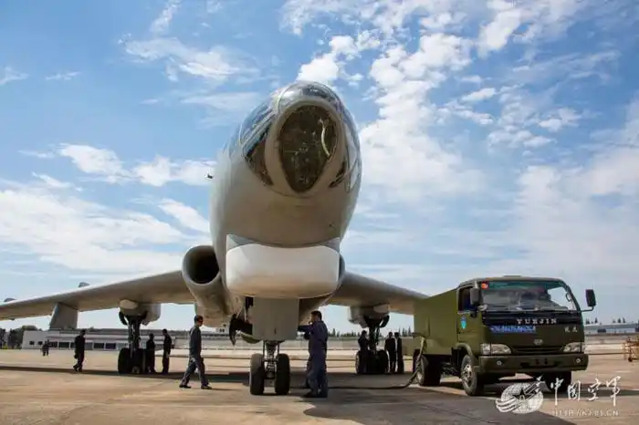 轰炸机的正面照.