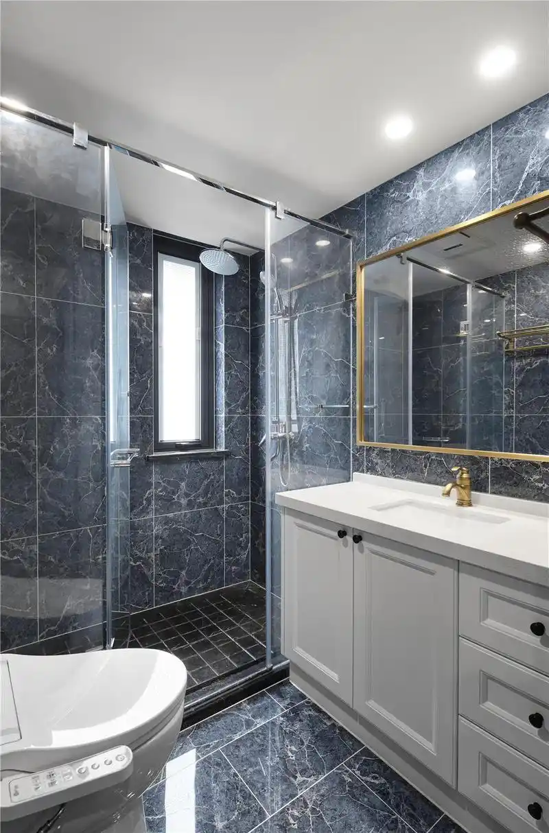 140㎡美式轻奢四居卫生间装修效果图