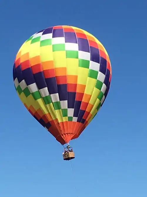 热气球徐徐升起.