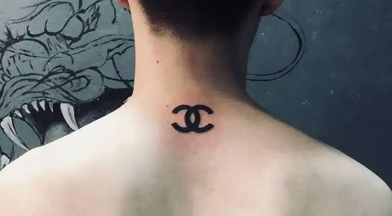 香奈儿国际高端品牌纹身图片_图腾字符清新背部成品纹身图案