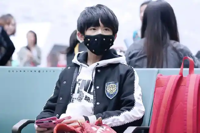 易烊千玺超话  2015 /0228 /150228  深圳飞长沙  笑起来的眼睛  #易