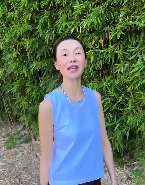 61岁张曼玉近况,脸肿馒化瘦成皮包骨,穿79块老头衫被31万人围观