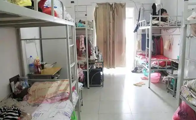 富士康女员工晒宿舍环境看似条件不错其中冷暖只有自己明白