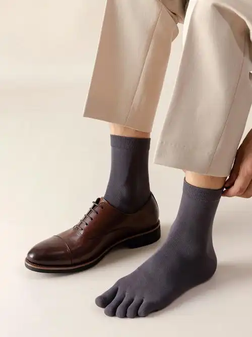 冬季穿搭商务感满满的五指袜男士必备