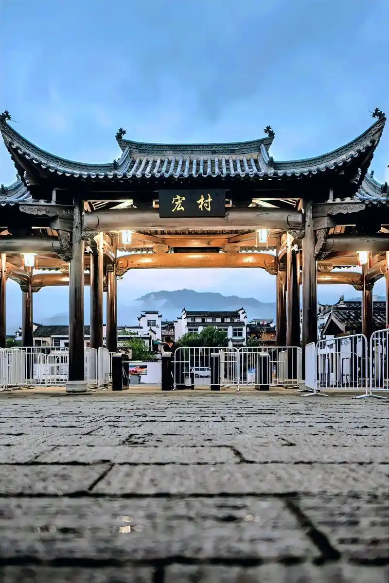 中国美丽乡村之安徽宏村:位于黟县东北部,是国家首批12个历史 - 抖音