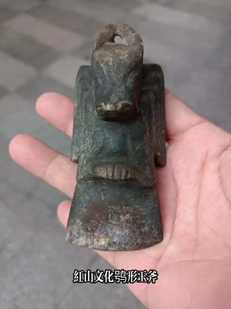 红山文化鸮形玉斧,长10厘米,宽5厘米,厚3.8厘米.以鸟尾 - 抖音