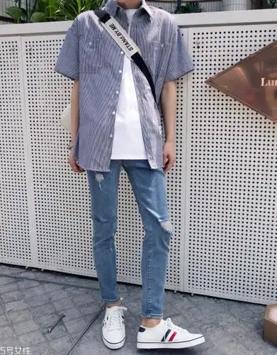 男生穿纯色t恤好看吗 男生纯白t恤怎么搭配