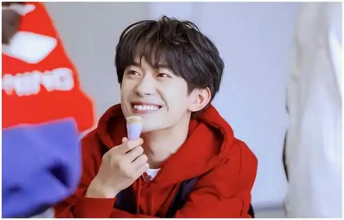 不笑时棱角分明,笑起来梨涡浅浅,易烊千玺究竟有什么魅力?