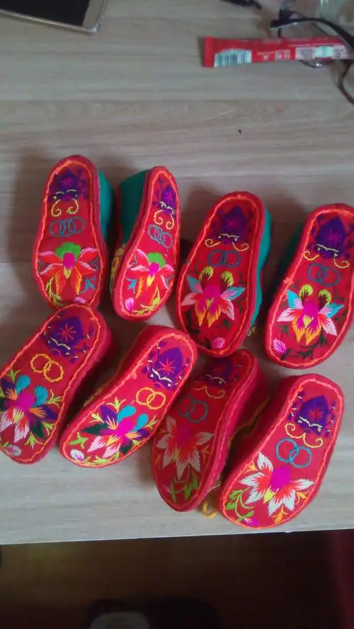 鞋底都是绣花的