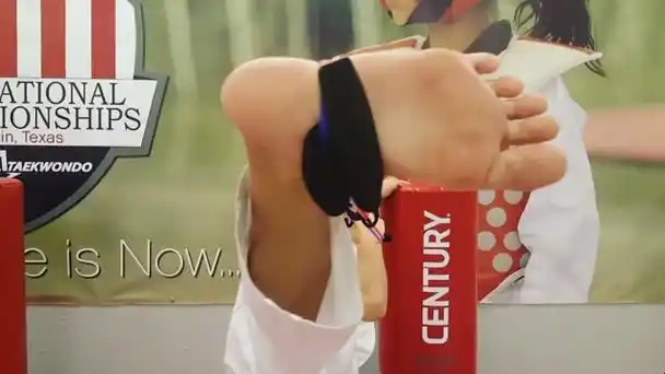 女孩跆拳道训练