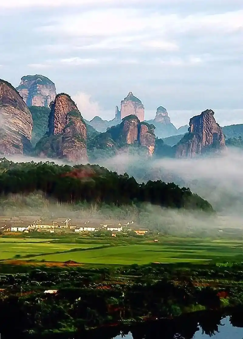 丹霞山( 中国红石公园),位于广东省韶关市仁化县境内 - 抖音