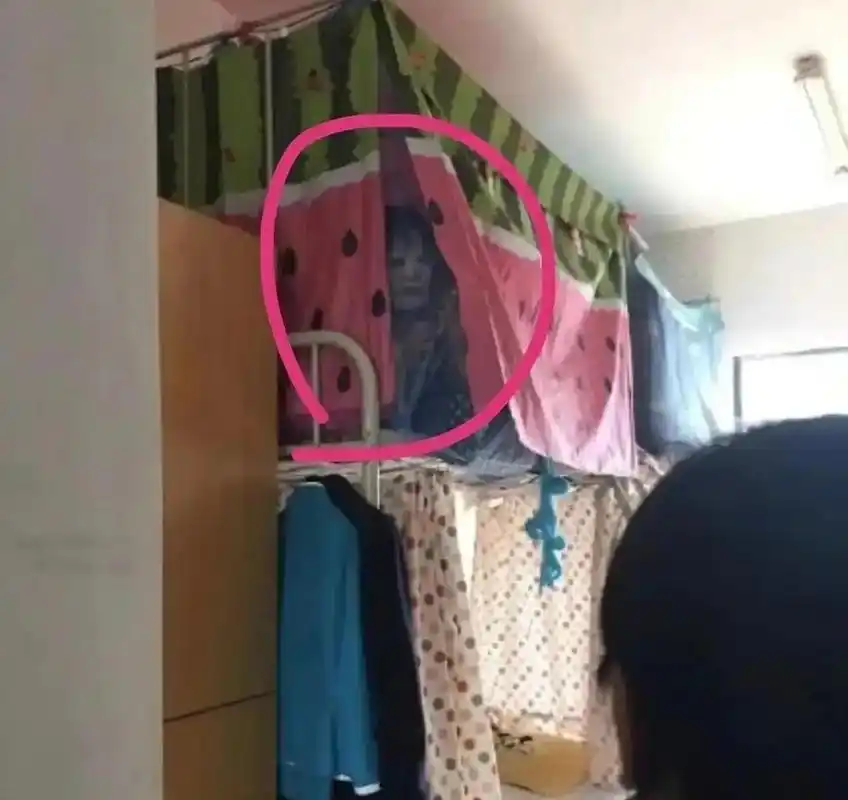 第一次去女生宿舍,没想到这么恐怖[惊恐]