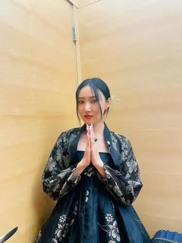 受中国影响的长赤古里(赤古里就是上衣),后面演变成贵族礼服唐赤古里.