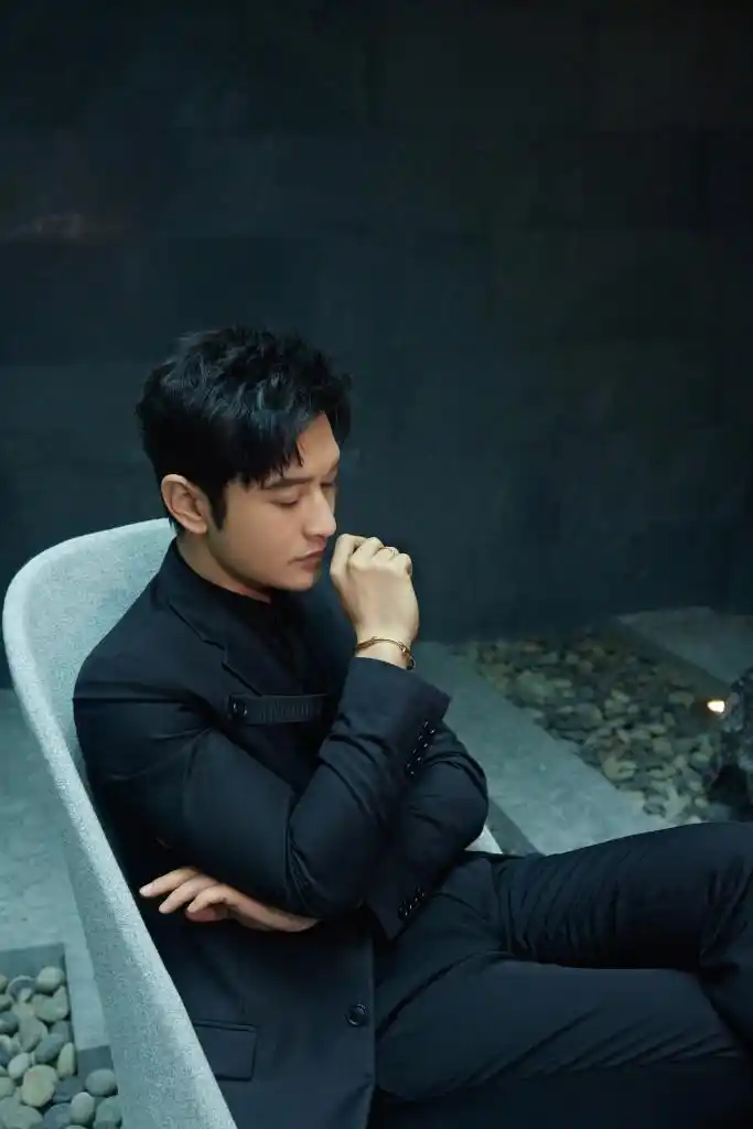 黄晓明发布西装造型格调写真气质冷御雅致似贵公子