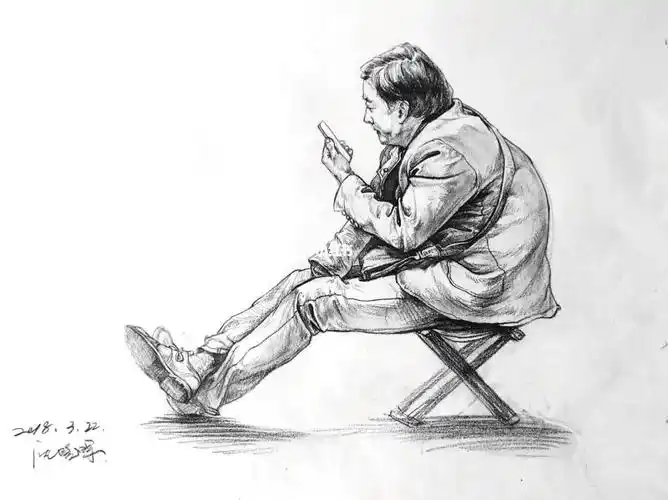 速写单人照片写生:坐小板凳看手机的男中年