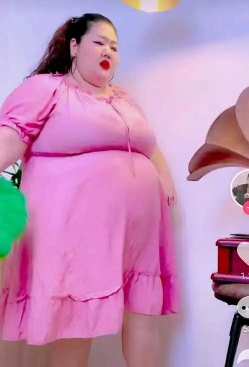 400斤媳妇徒手把老公抱起,要想家里富,必须有个胖媳妇?