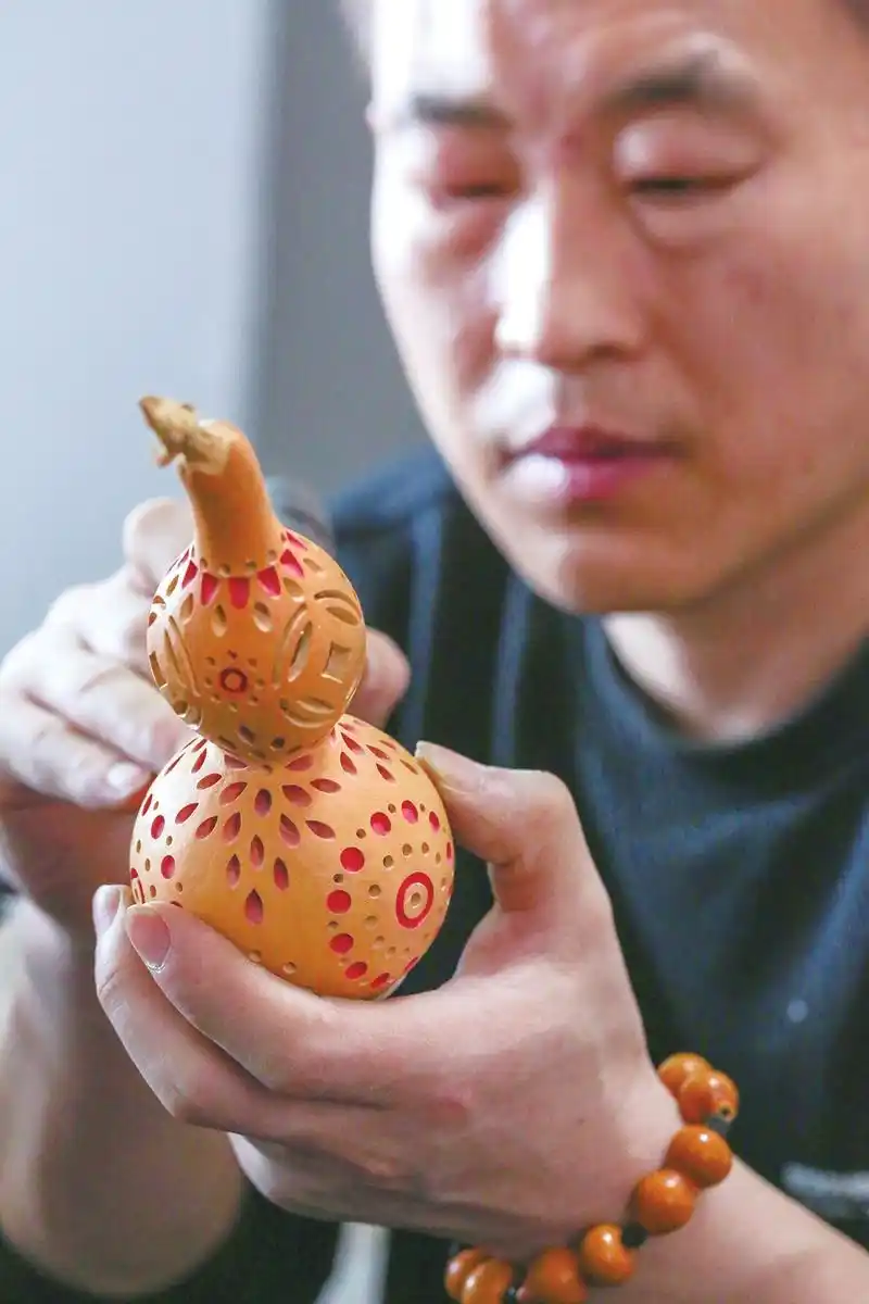 葫芦雕刻传承人张光水雕刻绽光彩烙烫绘浮生