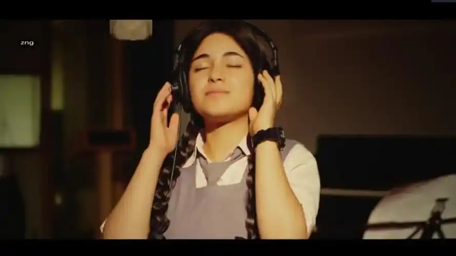 神秘巨星告诉我们女孩应当有梦可做