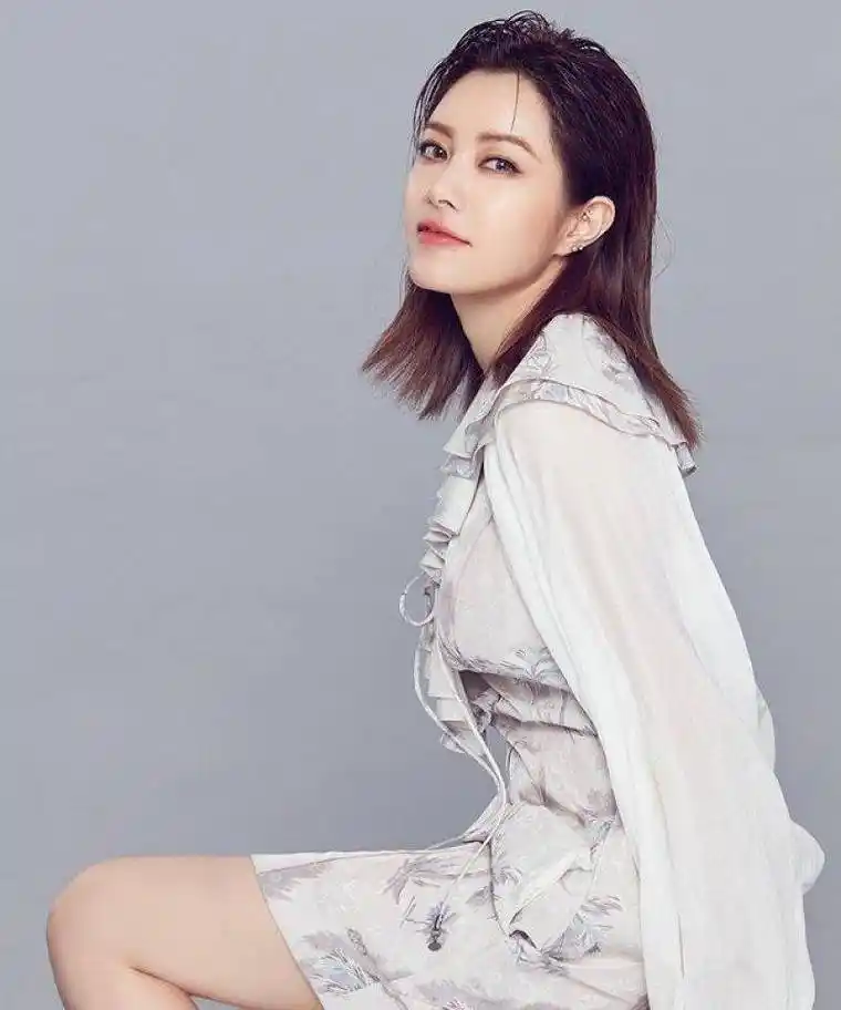 三,可以说这个老人造就了徐怀钰悲惨的童年,她的父亲被老人逼迫去贩d