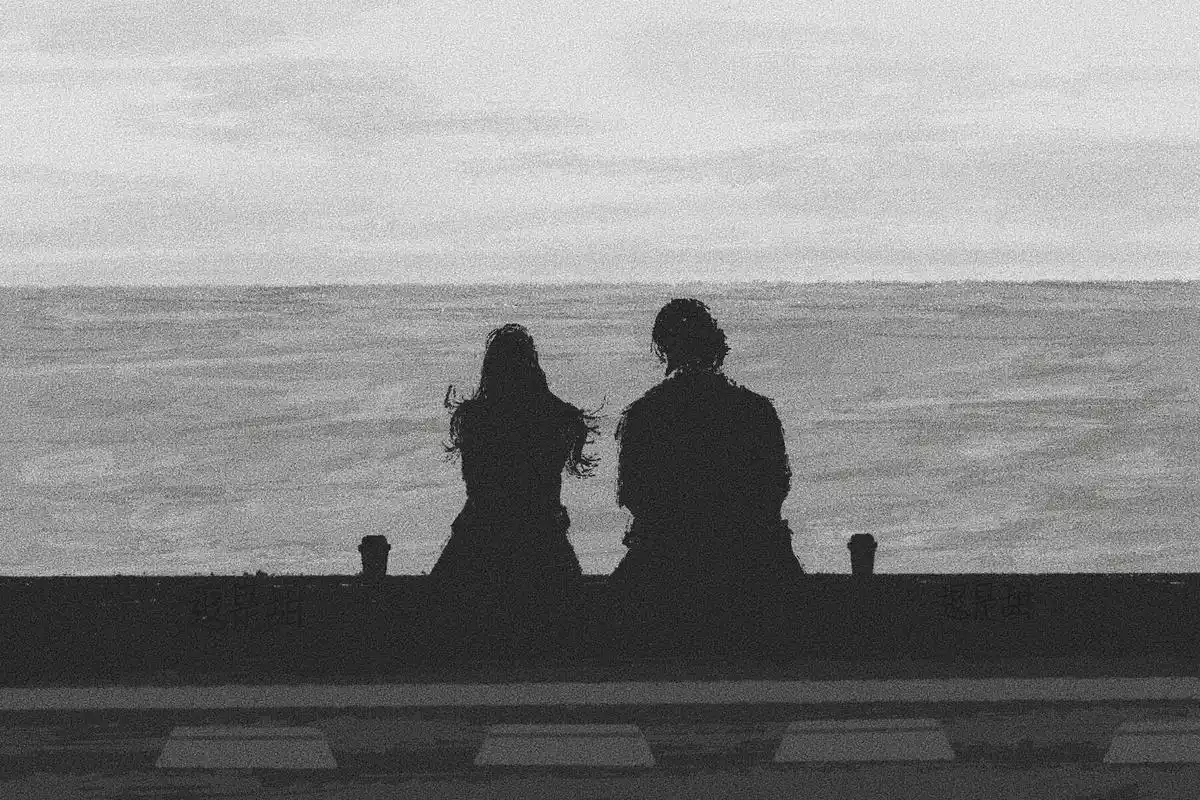 插画情侣|黑白背景图 "你说 两个在手机上分开的人 重新见一面什么