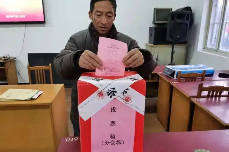 每位选民都投出了神圣的一票选出了自己心目中满意的代表贴上封条的