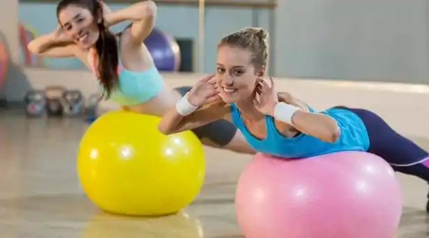 瑜伽球双人互动姿势