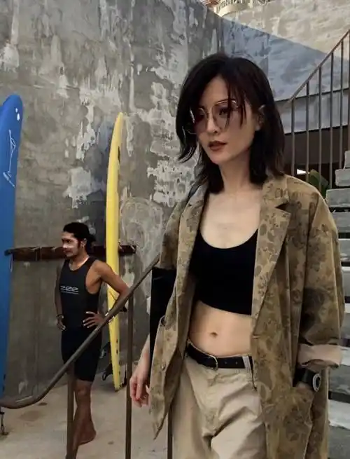 刘孜春节练出腹肌,43岁秀美腹_身材_上衣_黑色