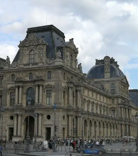 卢浮宫左侧古建筑