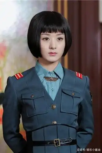 军装一向给人严肃庄严,但赵丽颖的齐刘海短发造型与军装形成了反差萌