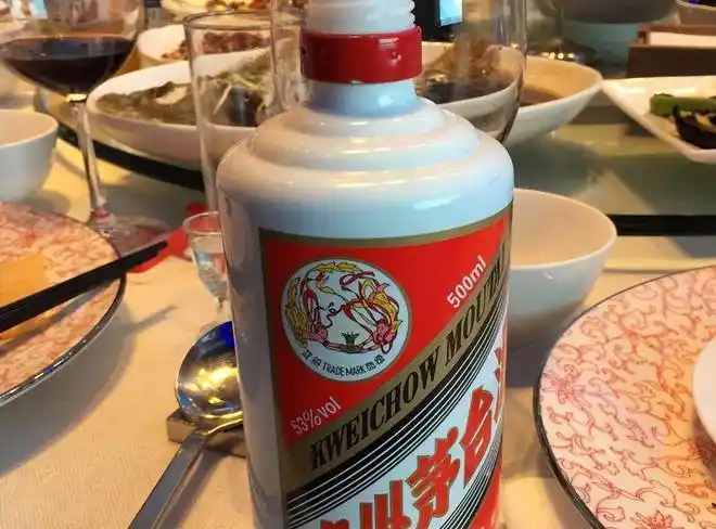 人来参加这场酒席就是为了喝到正宗的贵州酱香酒,尤其是这款飞天茅台