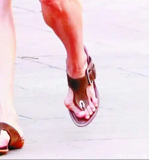 图源网络:杨紫琼被拍"拇外翻"照片