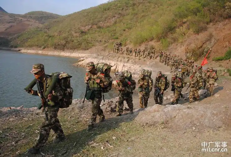 3000余名官兵分5个行军梯队,采取摩托化开进和徒步行军相结