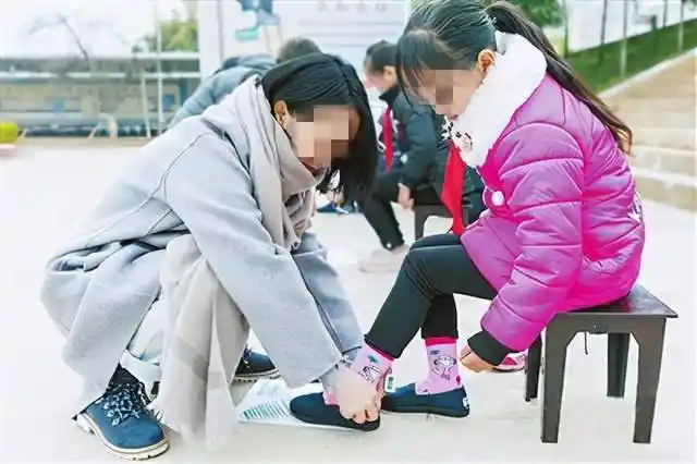 从小穿袜子,光脚和不光脚差别真大|幼儿园|赤脚|教育理念_网易订阅