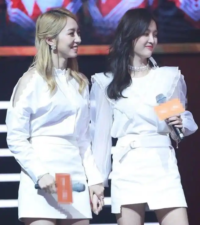 孟美岐吴宣仪同穿短裙秀腿,2cm身高差竟天差地别,网友:真尴尬