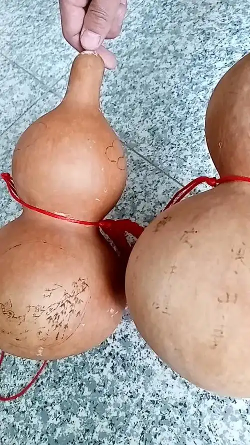 这是用烙铁在葫芦上写字绘画哦