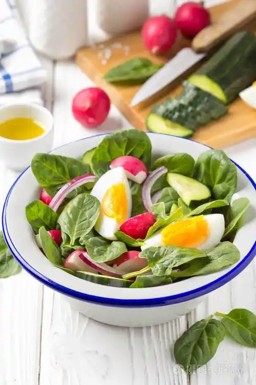 美味的午餐健康食品夏季蔬菜. 在白色木制背景的碗里