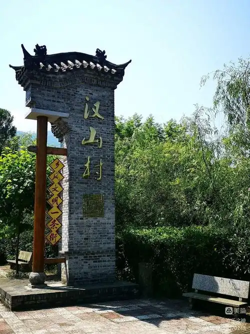 路边遥望汉中湿地公园的一景大汉山山脉位于汉中市南郑区境中部2021年