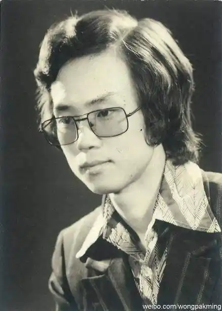 喜剧招牌远超周星驰,拍电影身价百亿,照顾重症妻子不离不弃