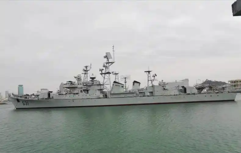 这是新中国自己造的第一艘导弹护卫舰531号.