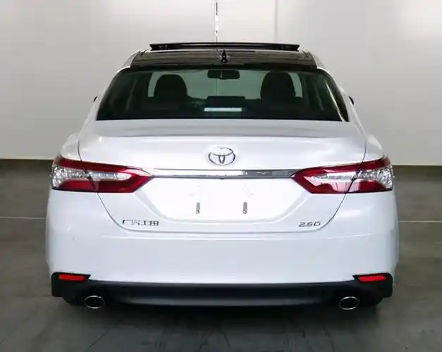 丰田新款凯美瑞现身,车头变化明显,百公里油耗4.1l